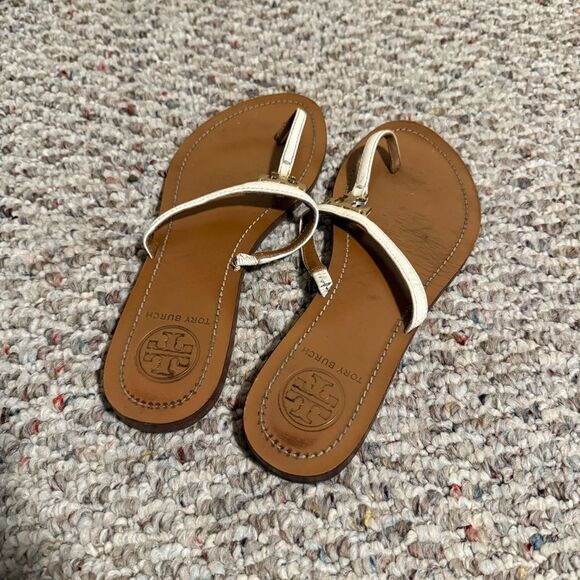 Tory Burch Sandals Melinda T Strap Flip Flops Half Moon Tory Medallion- Size 7 - Picture 2 of 5